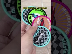 Kundenspezifische bessert Beispielart gestickter Buchstabe Stickerei-Grenzeisen auf der Stützung von gesponnenen Flecken aus