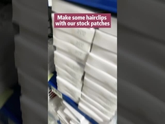 Nette Kinder bügeln auf Stickerei ausbessert freundliches Schwarzes Eco