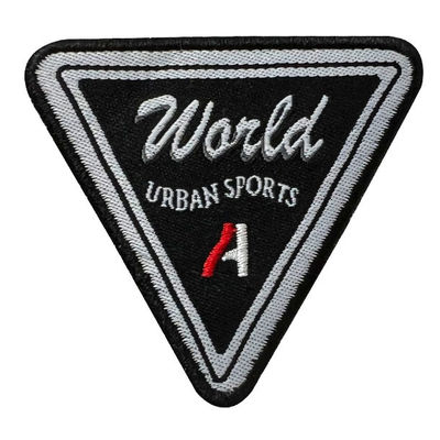 Fertigen Sie Dreieck-Stickerei ausbessert städtischen Sport Logo Iron On Woven Patches kundenspezifisch an