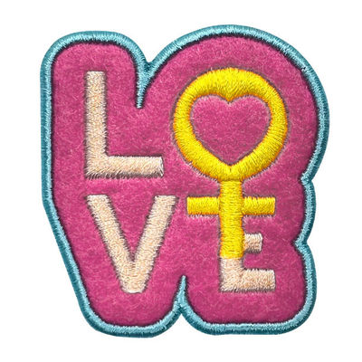 Kundenspezifisches Eisen Soems auf rosa Stickerei-Flecken Merrow-Grenze„LIEBE“ Buchstabe-Flecken