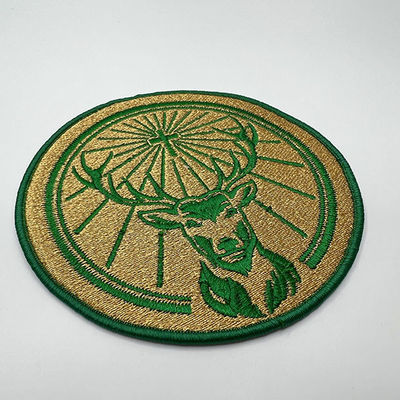Kundenspezifische Kleidungs-Stickerei-Flecken Logo Iron On Embroidered Patchs selbstklebende