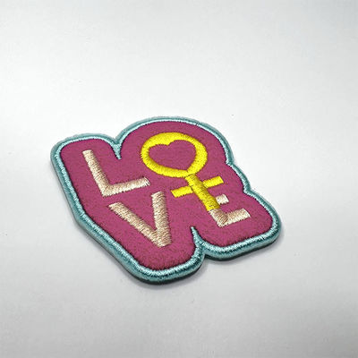 Kundenspezifisches Eisen Soems auf rosa Stickerei-Flecken Merrow-Grenze„LIEBE“ Buchstabe-Flecken