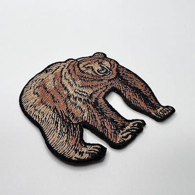 Braunbär-kundenspezifisches Stickerei-Flecken-Eisen auf der Stützung der gestickten Grenze für Jacken-Taschen