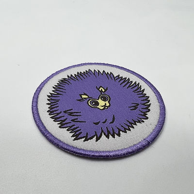 Kundenspezifische nette purpurrote Merrowed Grenze Logo Iron On Woven Patchs für Kinder