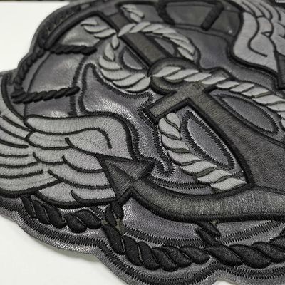 Ledernes langlebiges Gut 3D stickte Flecken, die Laser Grenze formen besonders angefertigt schnitt