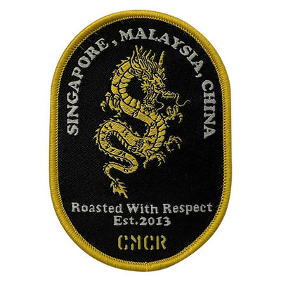 Kundengebundene Grenze Schmelzklebende Dragon Embroidery Patches Shrink Proofs Merrow