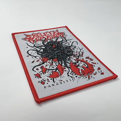 Waschbare rote gesponnenes Logo Patch PMS Farbeisen Merrowed Grenze auf Stickerei-Ausweis